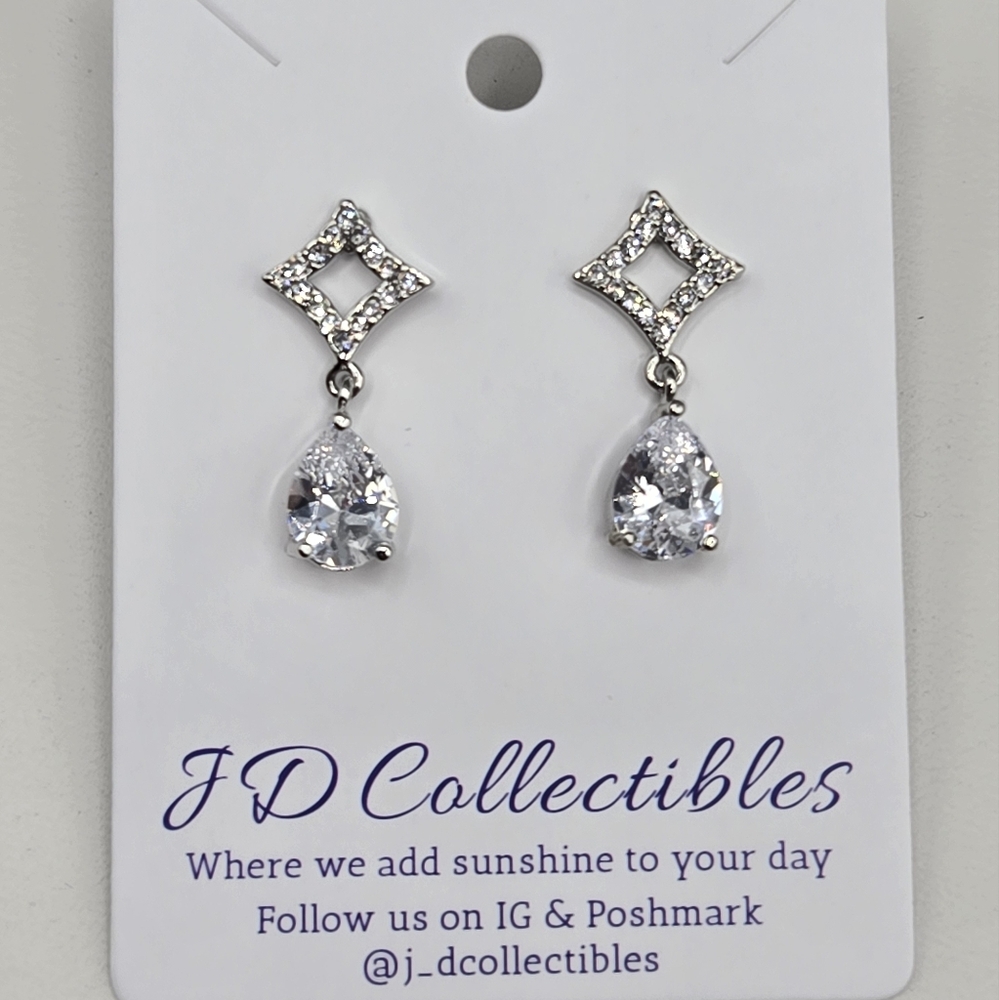 Pear Shaped Dangle Earrings Made With Swarovski Crystals Silver Overlay NWOT - Picture 1 of 4